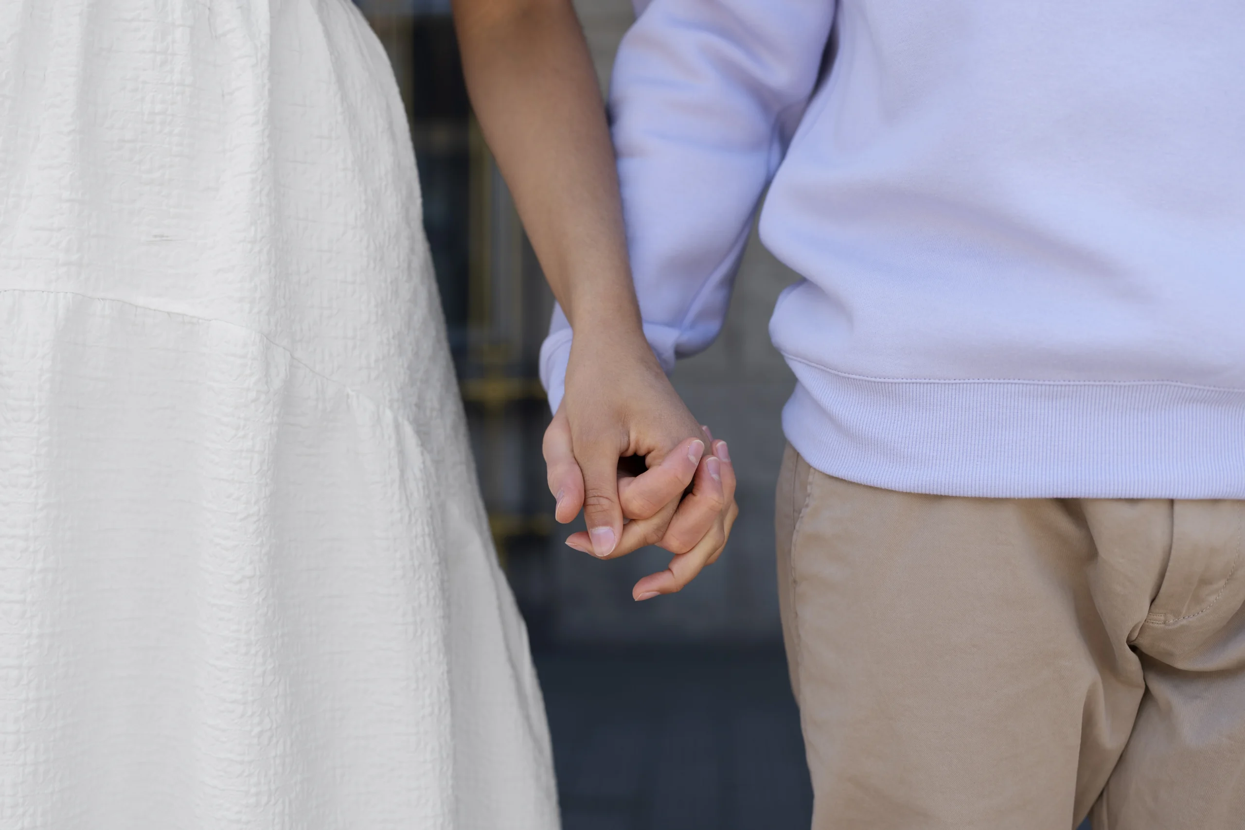 Coppia che si tiene per mano, simbolo di unione stabile per il permesso per conviventi