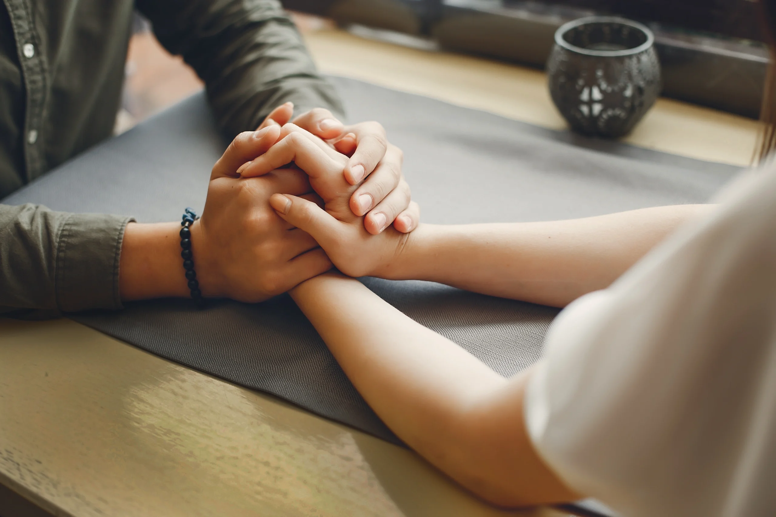 Due persone che si tengono le mani con affetto, simbolo della relazione stabile richiesta per il permesso di soggiorno